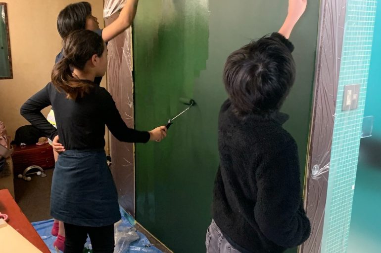 #DIY黒板 #大きな壁一面の緑色の黒板 #エコスオーガニックチョークボードペイント #000チョークボードグリーン